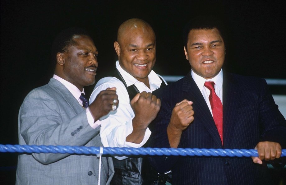 Muhammad Ali wraz z Georgem Foremanem i Joe Frazierem