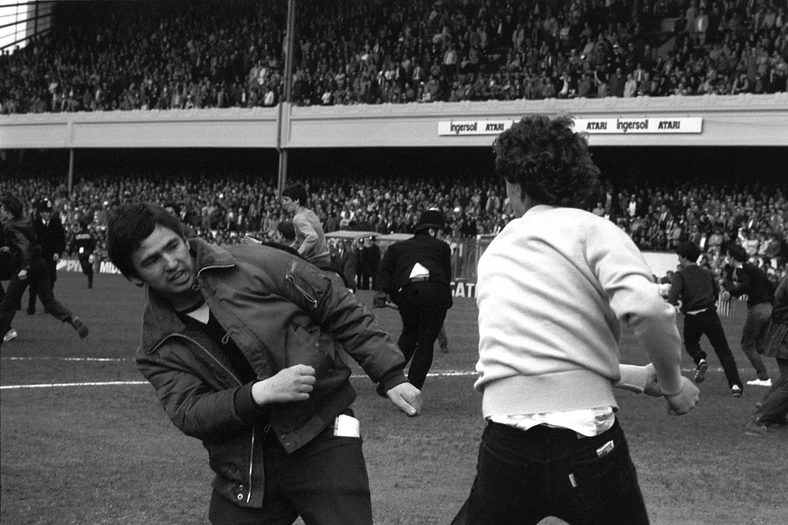Angielscy kibice podczas meczu (Arsenal - Aston Villa) na Highbury w Londynie w 1981 r.