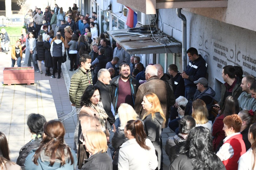 Redovi na severu Kosova ispred banaka zbog ukidanja dinara