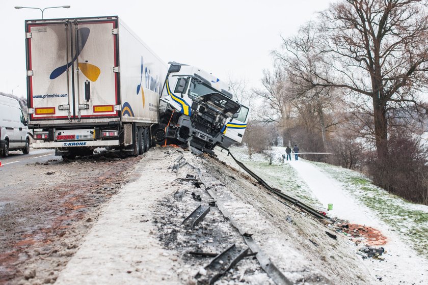 Ciężarówka zawisła nad jeziorem