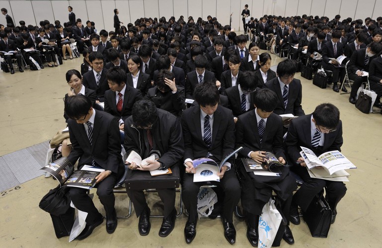 całkowity koszt czesnego: 24 tys. dolarów
Procent dochodów wydane na czesne – 18 proc.Japonia ma 500 szkół wyższych w całym kraju. Państwo utrzymuje czesne niższe niż w innych krajach. Jednak, szkolnictwo wyższe w Japonii skupia się na naukach ścisłych i technicznych, co oznacza, że wiele nauk humanistycznych nie jest dotowanych i  studenci wyjeżdżają za granicę na studia.