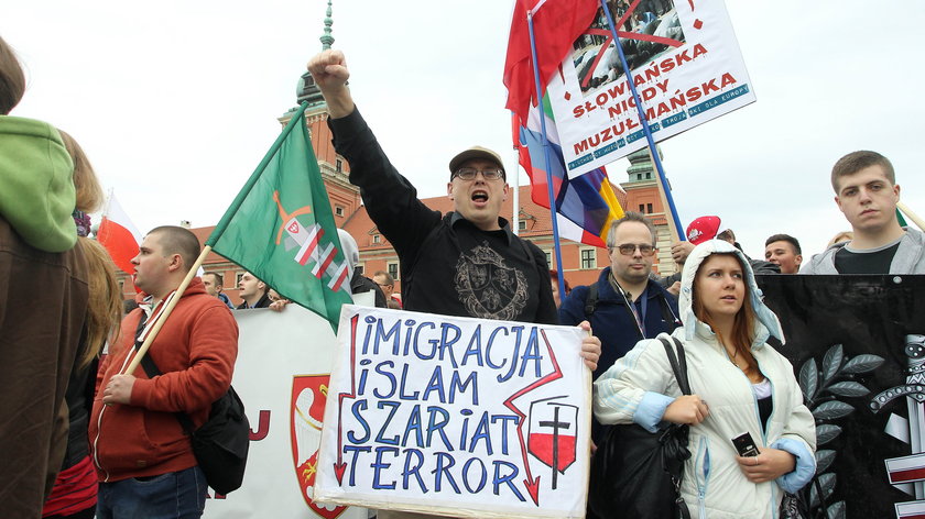 Około 500 osób przyszło na plac Zamkowy. Manifestują przeciwko imigrantom