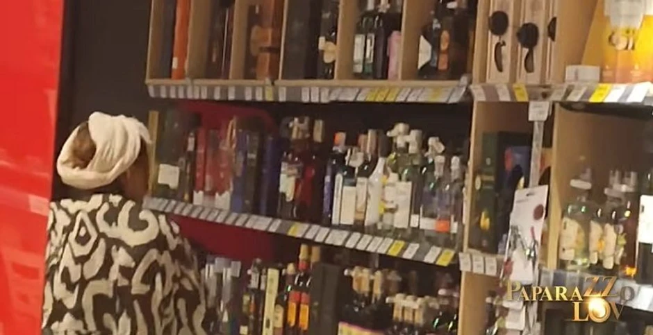 Ana Nikolić kupuje alkohol