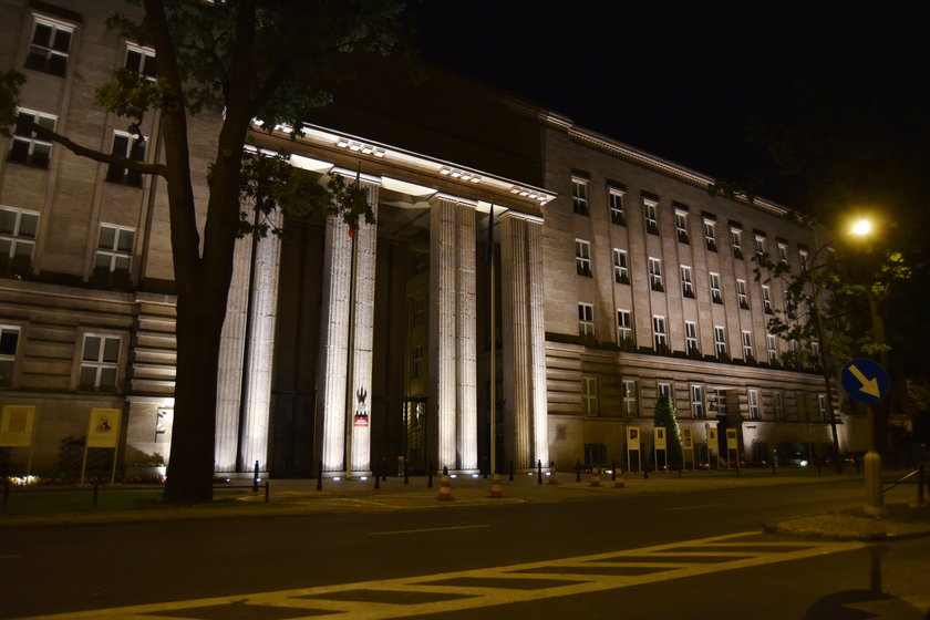 Dla rządu prądy wystarczy. Nam każą oszczędzać, a sami świecą na potęgę