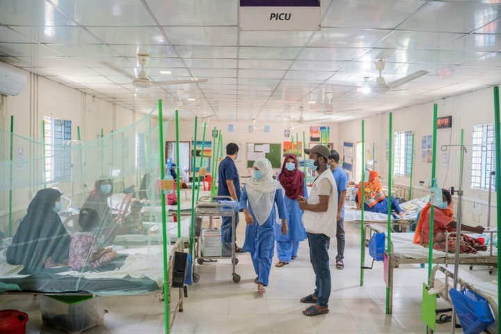 Personel Lekarzy bez Granic udziela informacji rodzicom pacjentów przyjętych na oddział intensywnej terapii dziecięcej w szpitalu Lekarzy bez Granic w Goyalmara