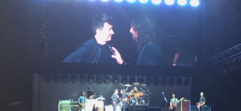 Foo Fighters i Rick Astley razem na scenie? Tak i grają "Never Gonna Give You Up" [WIDEO]