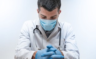 Blisko 3 tysiące francuski medyków zostało zawieszonych z powodu braku szczepień na Covid-19