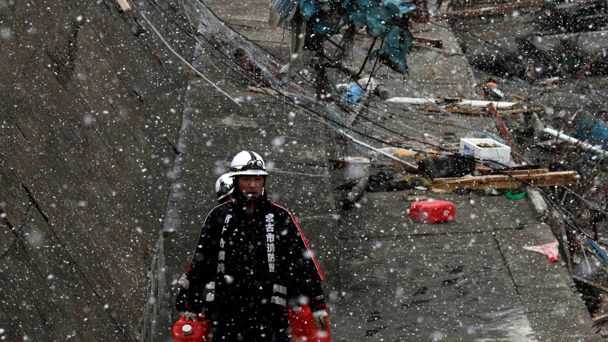 Nieznana pozostaje tożsamość ok. 4000 osób, których ciała znaleziono w japońskich prefekturach Iwate, Miyagi i Fukushima po silnym trzęsieniu ziemi i fali tsunami, jakie nawiedziły Japonię 11 marca - poinformowała dzisiaj policja.