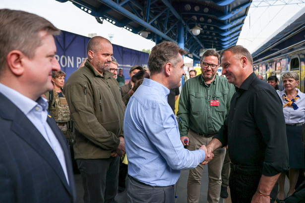 Kijów, Ukraina, 23.08.2022. Prezydent Andrzej Duda (3P), szef Biura Polityki Międzynarodowej Kancelarii Prezydenta RP Jakub Kumoch (3L), ambasador RP na Ukrainie Bartosz Cichocki (4P), wiceminister spraw zagranicznych Ukrainy Yevhen Perebyinis (5P) oraz ambasador Ukrainy w Polsce Wasyl Zwarycz (L) podczas powitania w Kijowie, 23 bm. Prezydent RP rozpoczął wizytę na Ukrainie. (amb) Jakub Szymczuk/KPRP ***HANDOUT EDITORIAL USE ONLY NO SALES***