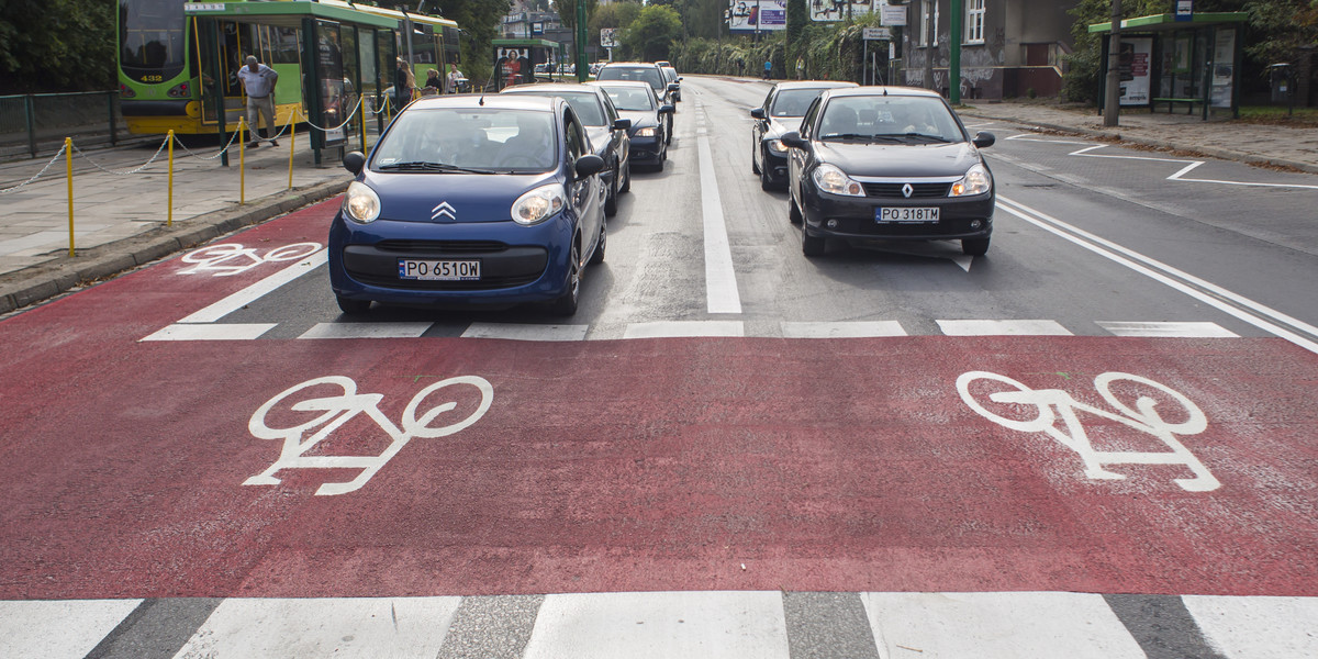 Rowerowy bubel na ulicy Pułaskiego. Tuż obok śluzy dla cyklistów