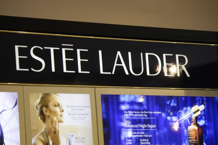 Według zestawienia BrandZ, wartość rynkowa amerykańskiej Estée Lauder (marka należąca do grupy Estée Lauder Companies) to 4,2 mld dol. W ciągu roku wycena tej marki wzrosła o 1 proc. fot. 360b/shutterstock