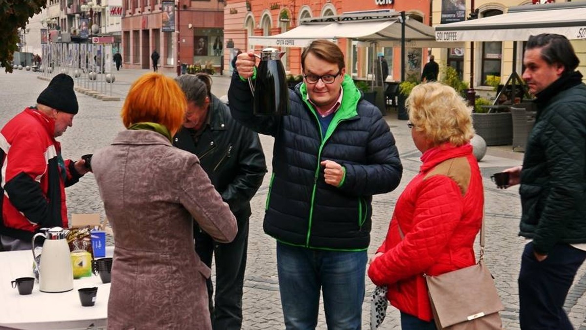 Dawid Mirowski, wrocławski kandydat Zjednoczonej Lewicy w wyborach do Sejmu, w kolejnym swoim spocie znów przebrał się za księdza. Tym razem polityk chce zwrócić uwagę na szkolnictwo zawodowe, którego dziś, jego zdaniem, praktycznie nie ma.