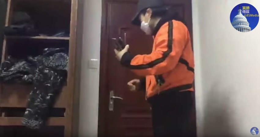 Li je stavio masku na lice i potom stao kod vrata da sačeka agente