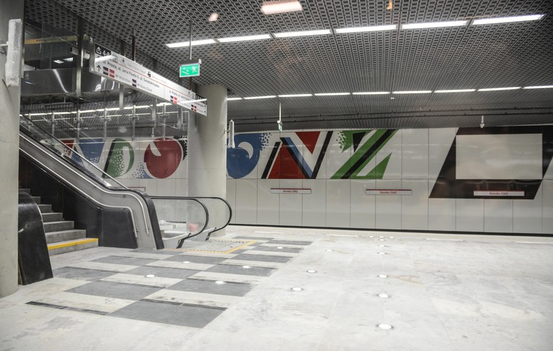 Po tym terminie rozpoczną się wewnętrzne odbiory techniczne, a po nich odbiory zewnętrzne. Techniczne dopuszczenie do ruchu II linii metra może potrwać do 60 dni.<br> na zdjęciu: Stacja metra Rondo ONZ. <a href='http://forsal.pl/galerie/797758,duze-zdjecie,1,budowa-ii-linii-metra-w-warszawie-zobacz-jak-wyglada-stacja-stadion-narodowy-zdjecia.html' style='color: blue'>Zobacz jak wyglądał stan prac na stacji Rondo ONZ w maju br..</a> <br><br>fot. (zuz) PAP/Jakub Kamiński