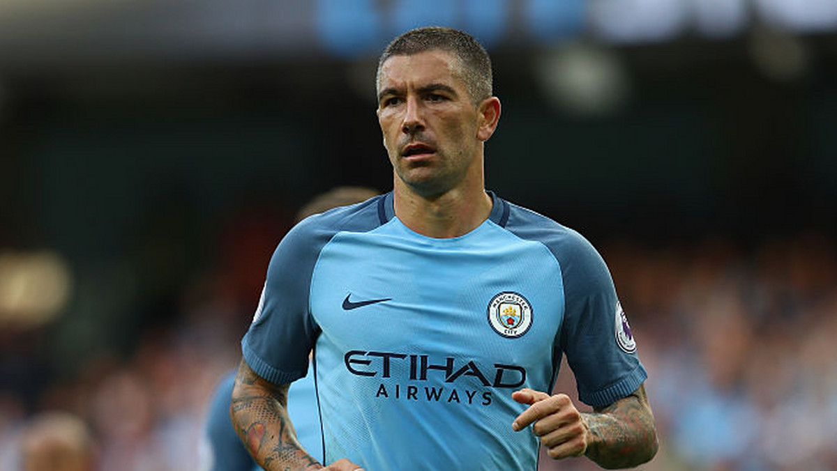 Chociaż Manchester City wygrał derbowe spotkanie z United, to zawodnik "The Citizens" Aleksander Kolarov nie będzie szczególnie miło wspominał tego meczu. Wszystko przez to, że w starciu z Marouanem Fellainim stracił przedniego zęba.