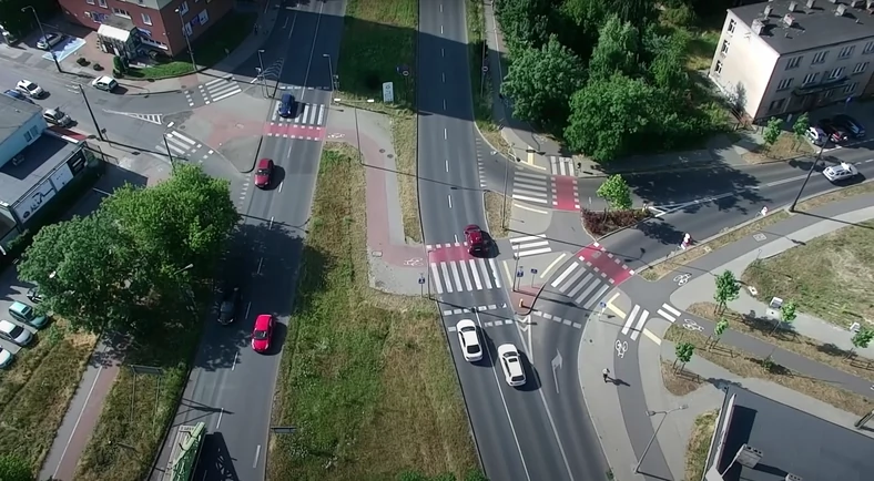 Policja coraz częściej używa do monitorowania przejść dronów. 