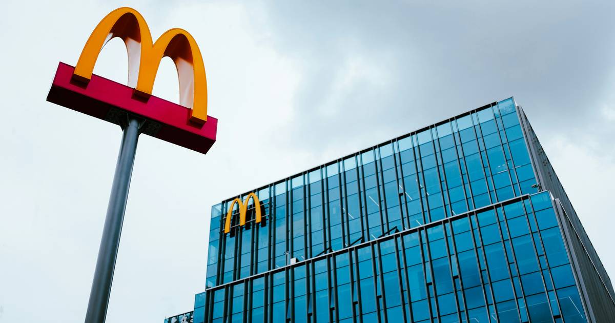 McDonald's zmieni kolor logo w jednym z punktów. Powodem są kibice