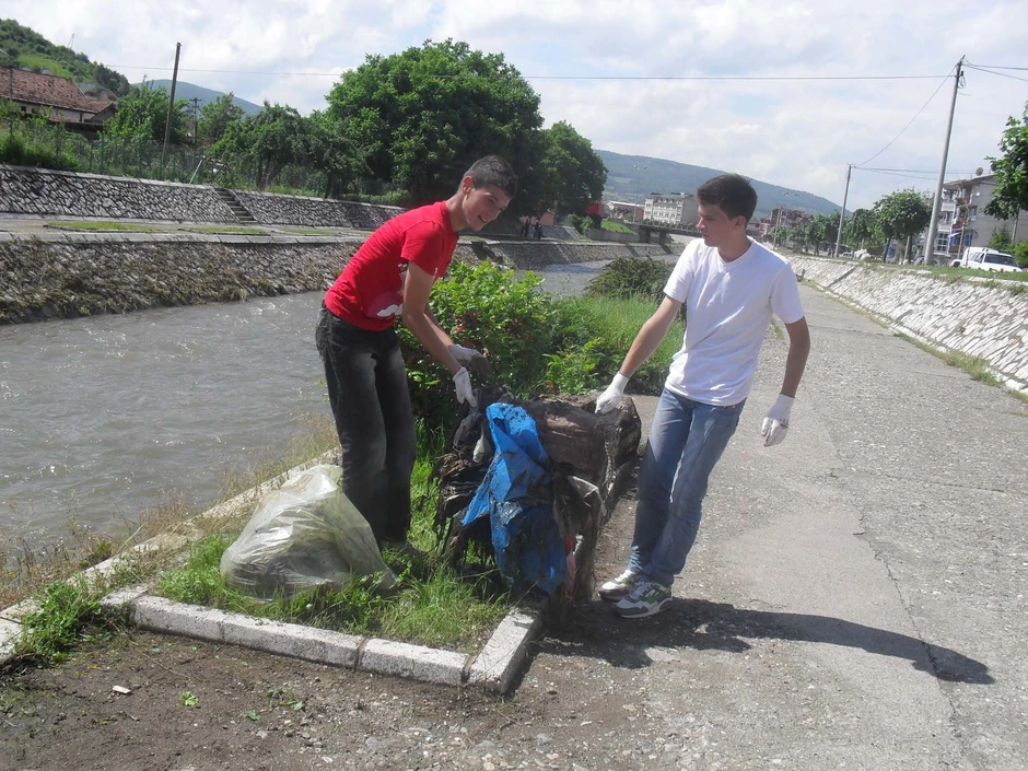 Otpad zatrpao reku Rašku
