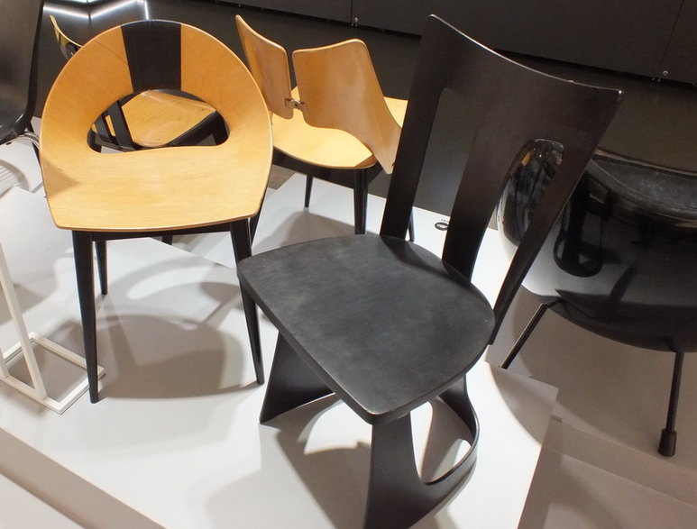 Krzesło w kolorze czarnym projektu J Kurzątkowskiego
