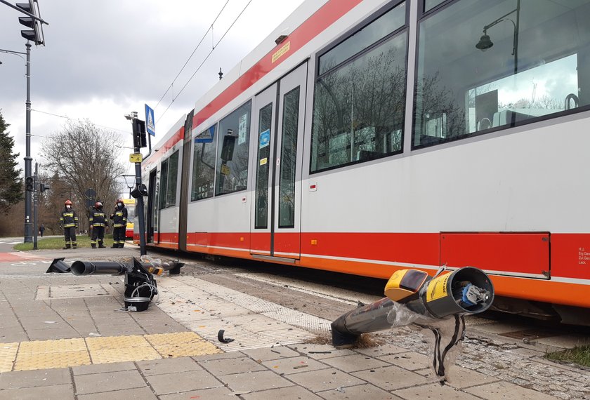 Zderzenie tramwaju z volvo na Dąbrowskiego w Łodzi