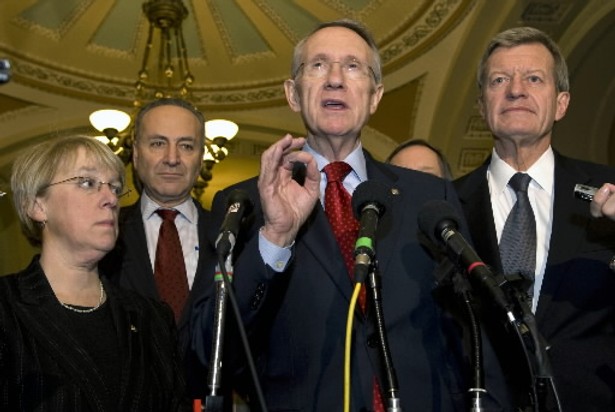 Harry Reid, lider większości demokratycznej w amerykańskim senacie (przy mikrofonie). Fot. Bloomberg