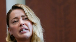 Amber Heard fájdalmas zokogás közepette mesélte el, hogy Johnny Depp egy vodkás üveggel bántalmazta szexuálisan – videó