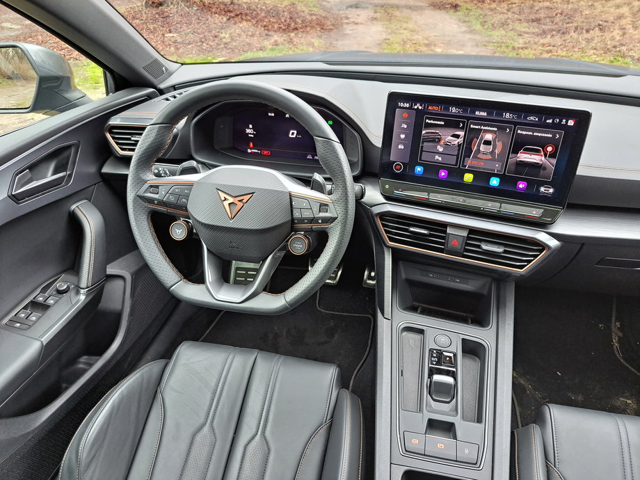 The Cupra Leon VZ has a modern cockpit with many accents that reflect its sporty character.