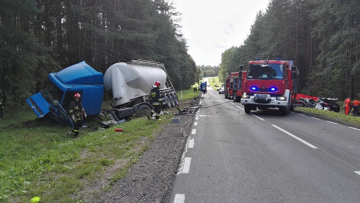 62-letni kierowca mazdy zginął w wypadku, do którego doszło ok. godz. 10 na drodze krajowej numer 65 w miejscowości Obrubniki, pod Dobrzyniewem Dużym w powiecie białostockim. Jego samochód zderzył się z przewożąca wapno ciężarówką.