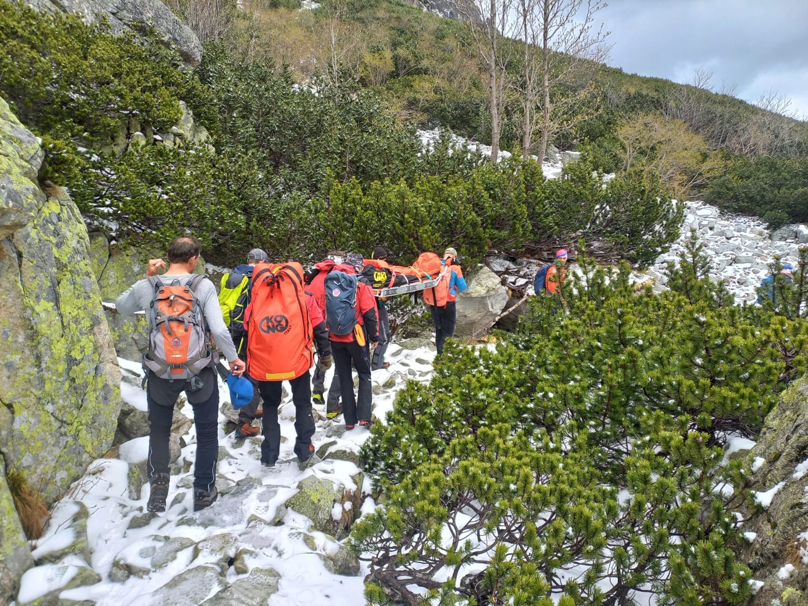 HZS pomáhala zranenej 48-ročnej turistke vo Veľkej Studenej doline.