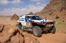 Rajd Dakar. Pech Hołowczyca na 2. etapie. Polski kierowca uderzył w głaz