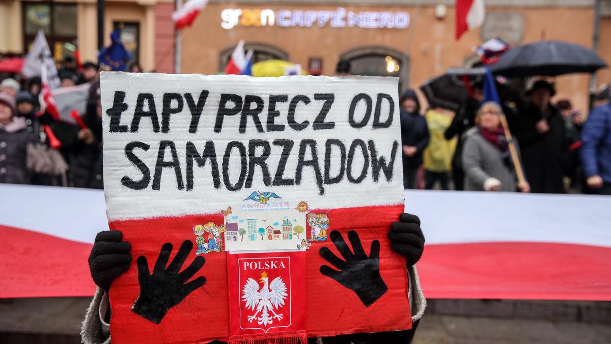 łapy precz od samorządów