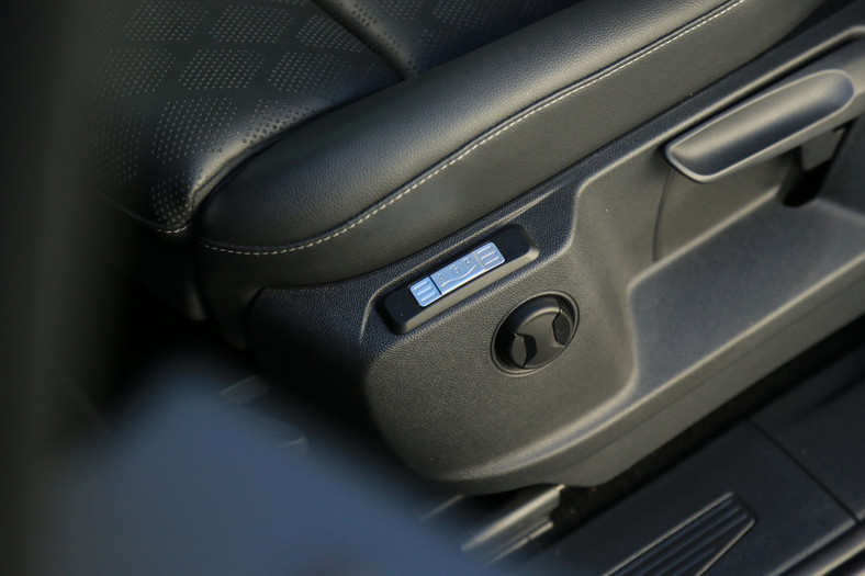 Ford Grand Tourneo Connect 2.0 EcoBlue. Komfort podczas długich podróży gwarantowany. Przynajmniej jeśli chodzi o fotele, bo przy 140 km/h w tym egzemplarzu coś jednak szumiało wokół prawego lusterka/słupka A.