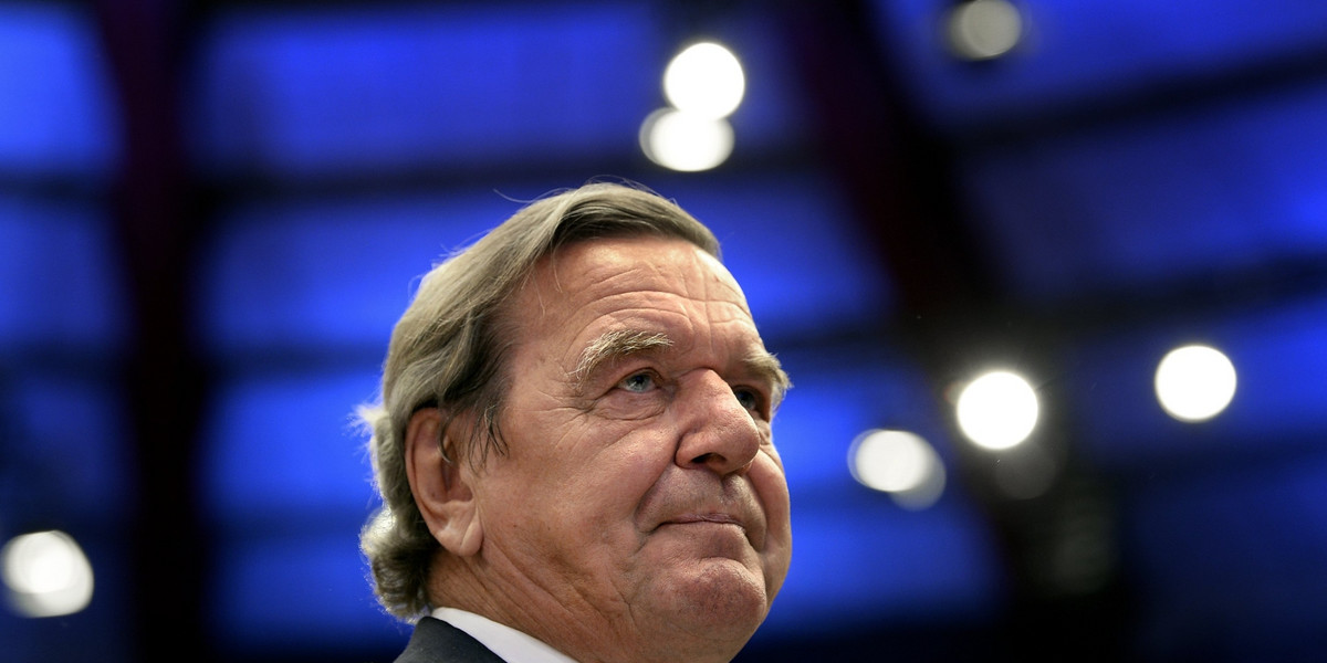 Gerhard Schroeder ma 73 lata. W latach 1998-2005 był kanclerzem Niemiec. Po ustąpieniu ze stanowiska przyjął propozycję pracy z Gazpromu