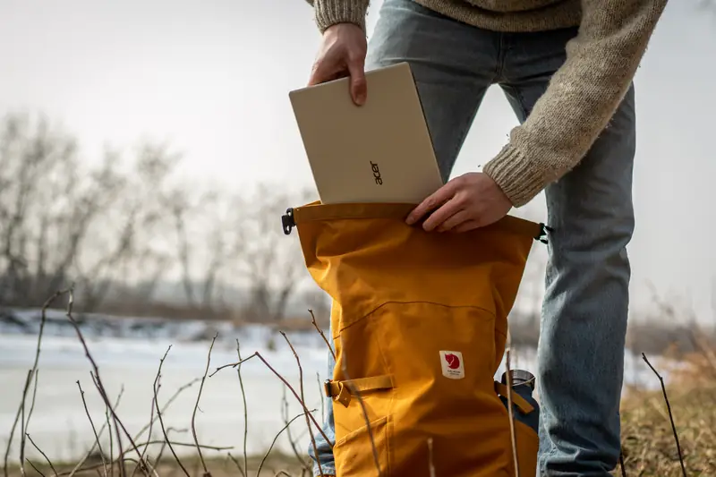 Lekki Acer Swift 5 idealnie mieści się w plecaku, foto Dominik Czerny