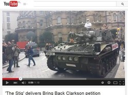 Fani żądają przywrócenia Clarksona. Pod siedzibę BBC podjechali czołgiem [WIDEO]