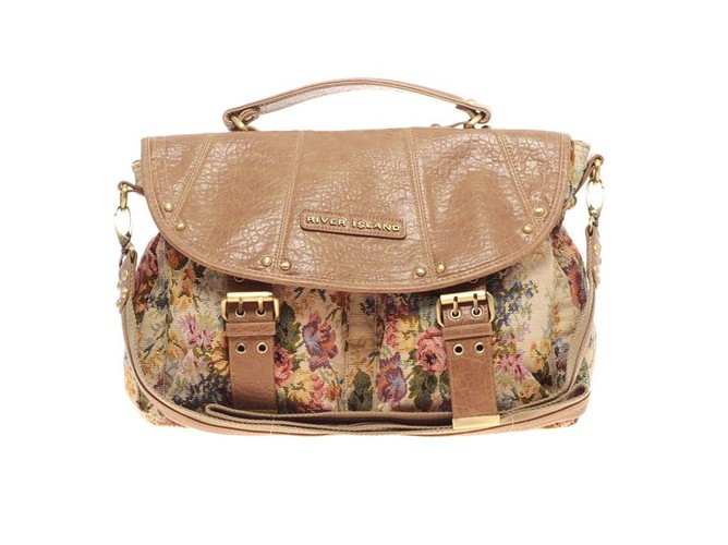 Kolorowe kwiaty i camel w jednym. Duża torba kwiatowa od River Island