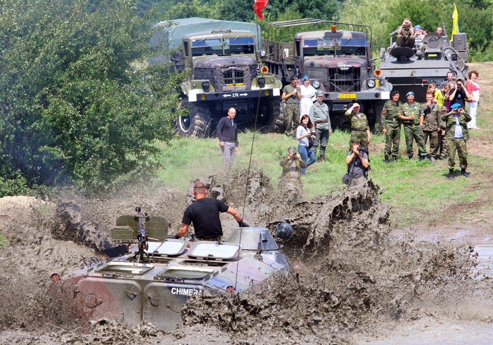 Miłośnicy militariów na poligonie