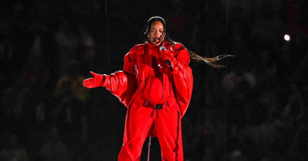 Rihanna pécsi kesztyűt viselt a Super Bowl fellépés alatt