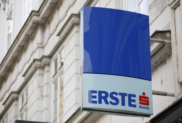 Logo Erste Banku w wiedeńskiej siedzibie austriackiego kredytodawcy. Fot. Bloomberg