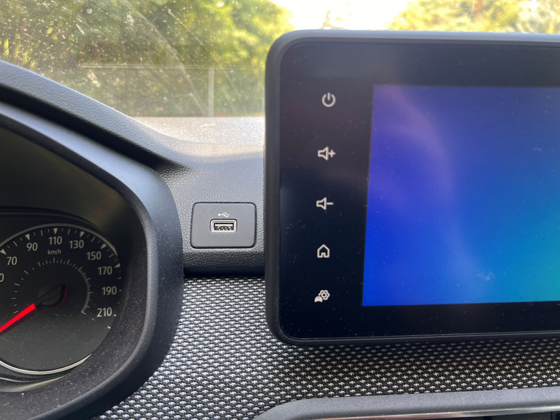 Dacia Jogger: gniazdo USB umieszczono w niezbyt fortunnym miejscu - kabel potrafi przeszkodzić w zmianie biegów lub obsłudze klimatyzacji.