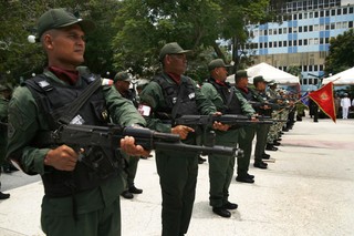 Rozlokowują broń i szykują ludzi do wojny. Wojsko przygotowuje się na najgorsze