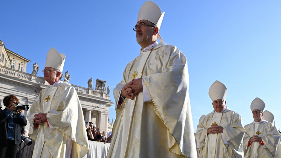 Nowo mianowany kardynał, Włoch Pierbattista Pizzaballa (C), przybywa na mszę świętą w dniu otwarcia 16. Zwyczajnego Zgromadzenia Ogólnego Synodu Biskupów na placu Świętego Piotra w Watykanie, 4 października 2023 r.