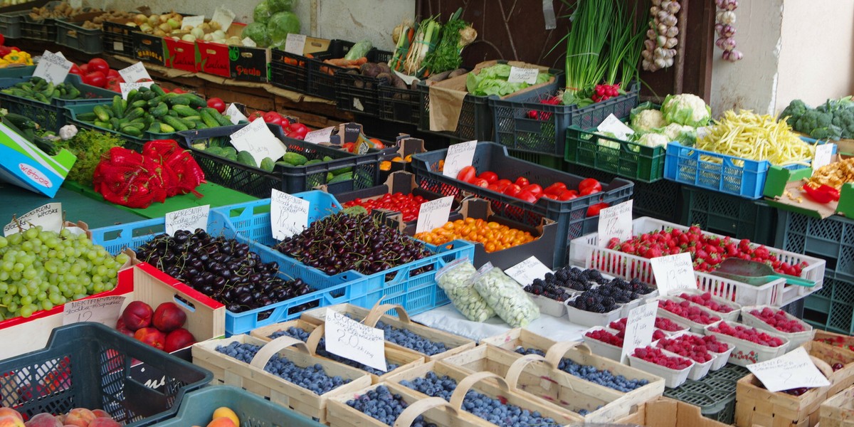 Bazary i targowiska nie są w stanie konkurować cenowo z wielkimi sieciami. Muszą wykorzystywać inne swoje atuty