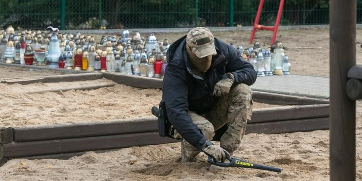 Policjant poszukujący śladów na miejscu tragedii w Koninie