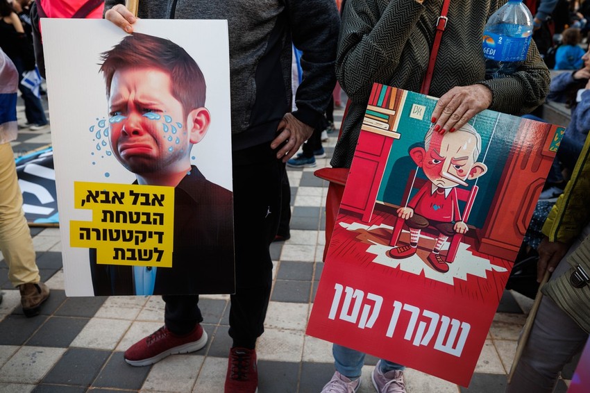 Jair Netanjahu i otac na plakatima tokom protesta