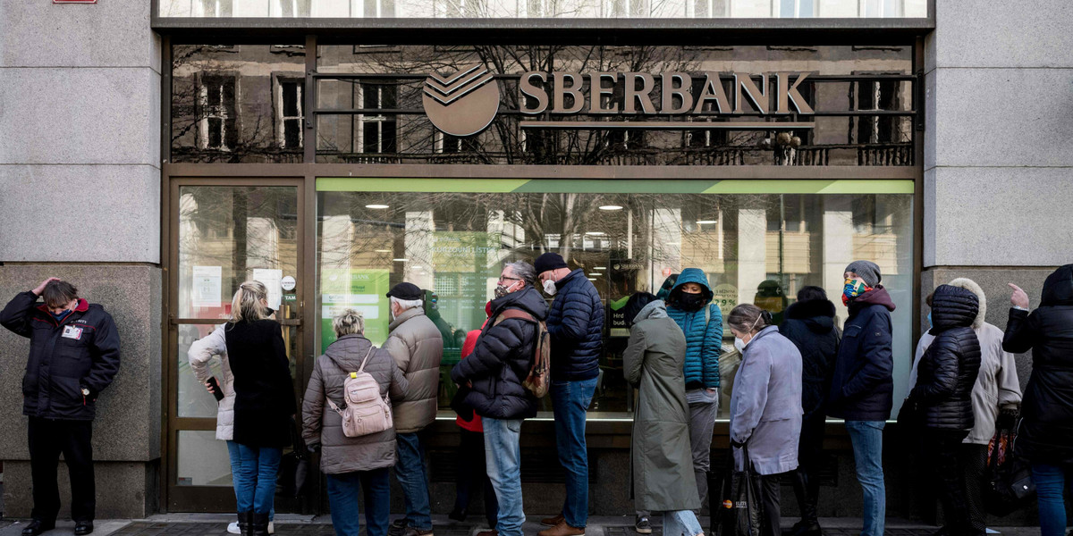Po nałożeniu sankcji na Kreml ludzie wypłacają pieniądze z wszystkich oddziałów rosyjskich banków, Praga, 25 lutego 2022 r. 