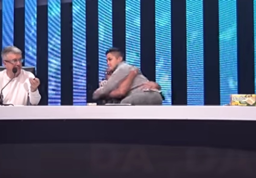 Marija sela Miliju u krilo