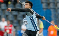 Mistrz olimpijski Hindus Chopra z oszczepem... na lodowcu