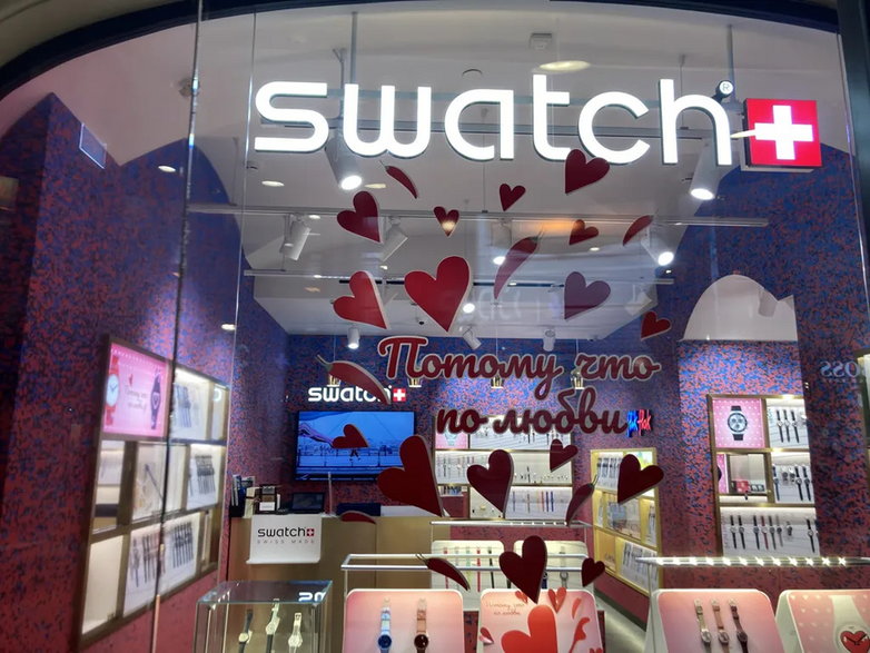 Zegarki Swatch wystawione w witrynie sklepu w centrum Moskwy