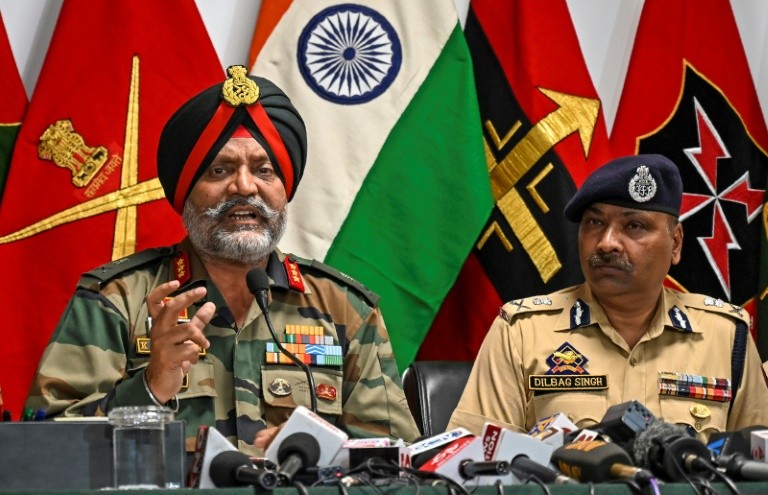 India's military head in Kashmir, Lieutenant General Kanwal Jeet Singh Dhillon (L), said a sniper gun and a mine with Pakistani markings had been found on the route of the Amarnath Yatra pilgrimage